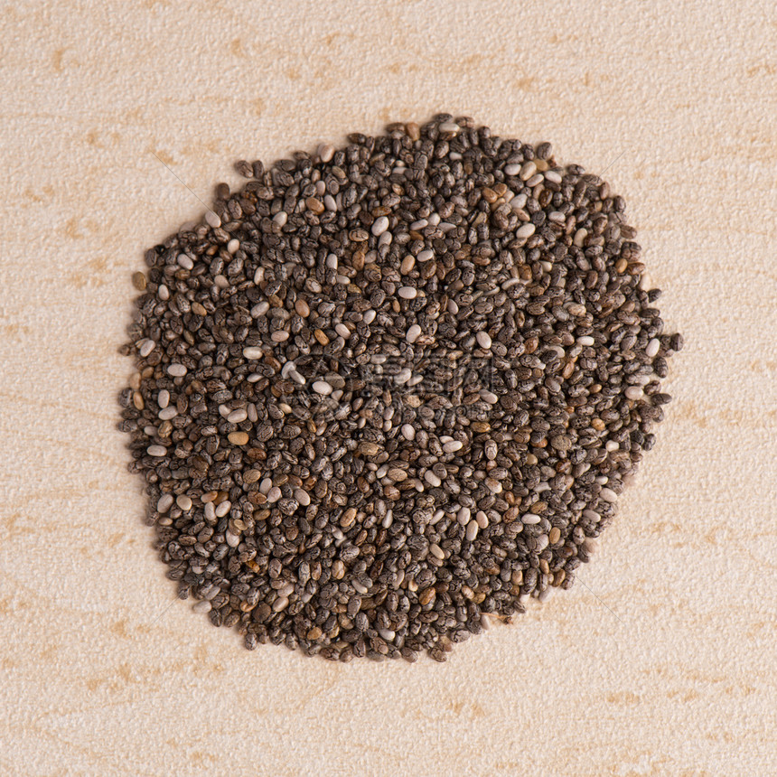 棕色黑乙烯基背景的奇亚种子顶端视图图片