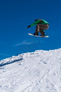 滑雪运动员在进行滑雪跳跃图片