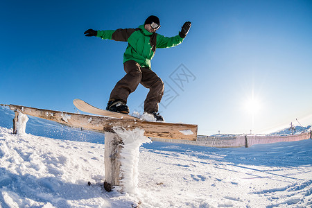 滑雪运动员在木轨上滑行图片