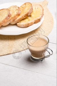 早餐吃面包蘸黄油加牛奶或咖啡图片