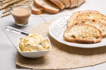 早餐糕点有面包加黄油和牛奶或咖啡图片