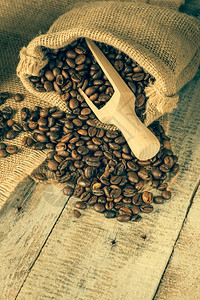 咖啡豆在老式木制桌上背景图片