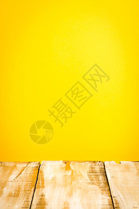 黄色墙壁背景的木桌顶图片