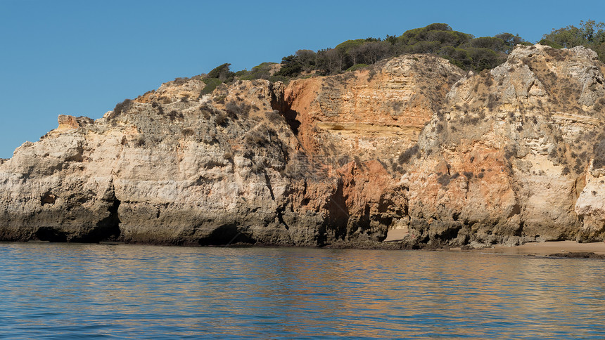 葡萄牙阿尔加夫普拉尼亚的天然岩石图片