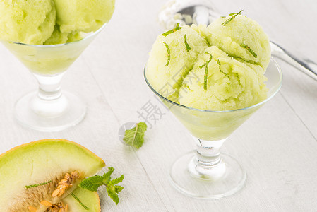 甜瓜和绿色冰淇淋图片