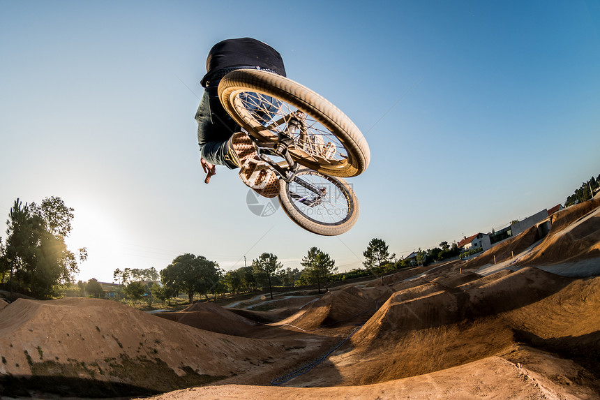 Bmx桌顶在泥土轨道上图片