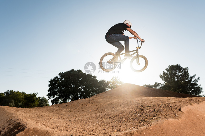 Bmx桌顶在泥土轨道上图片