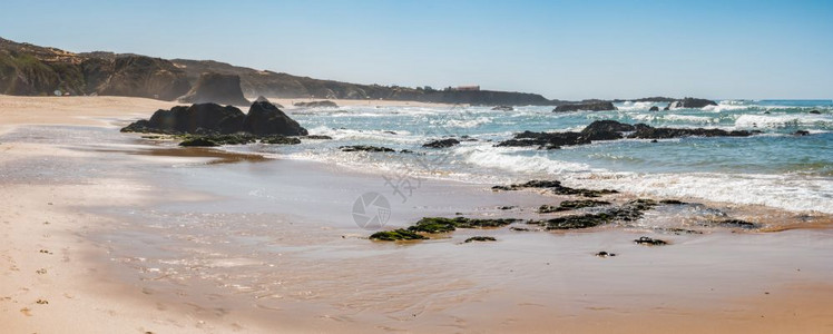 葡萄牙阿尔莫格拉夫阿伦特乔的岩石海滩高清图片