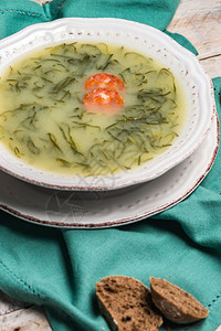中流击水Caldoverde葡萄牙菜中流行的汤卡多杂菜传统成分是土豆环绿菜橄榄油和盐还可以加上大蒜或洋葱背景