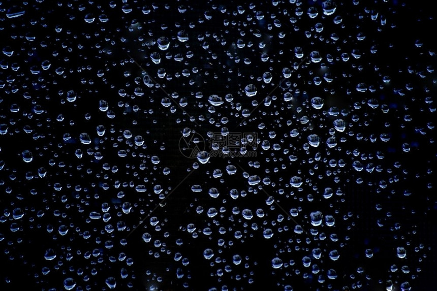 黑色表面的水滴蓝色和黑是主要颜图片