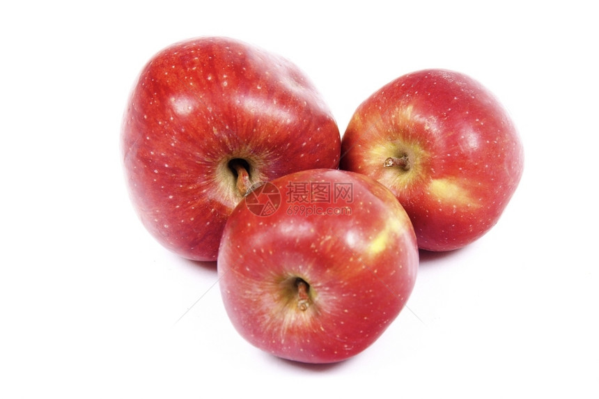 白色背景面前的红美味苹果图片