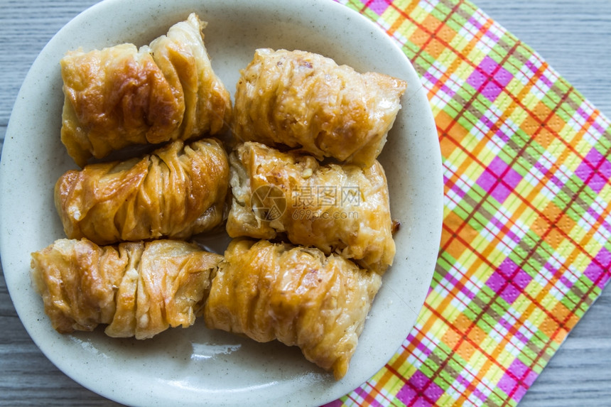 类似不同形状的Baklava的土耳其皮萨里奥糕点甜图片