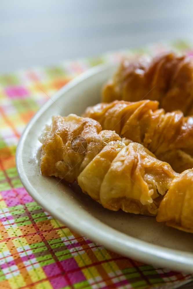 类似不同形状的Baklava的土耳其皮萨里奥糕点甜图片