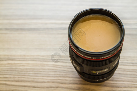 透镜体中的咖啡过滤器四周有不同的透镜背景图片