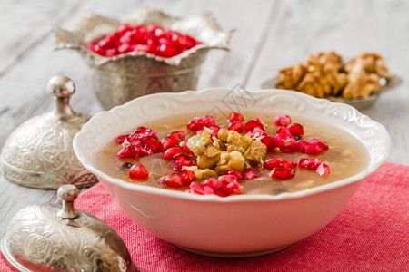土耳其甜点阿舒拉诺亚布丁石榴种子和胡桃图片