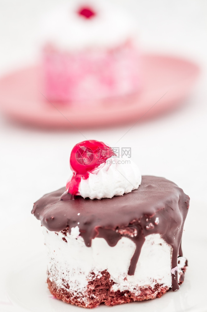 美味巧克力蛋糕白底带酸樱桃图片
