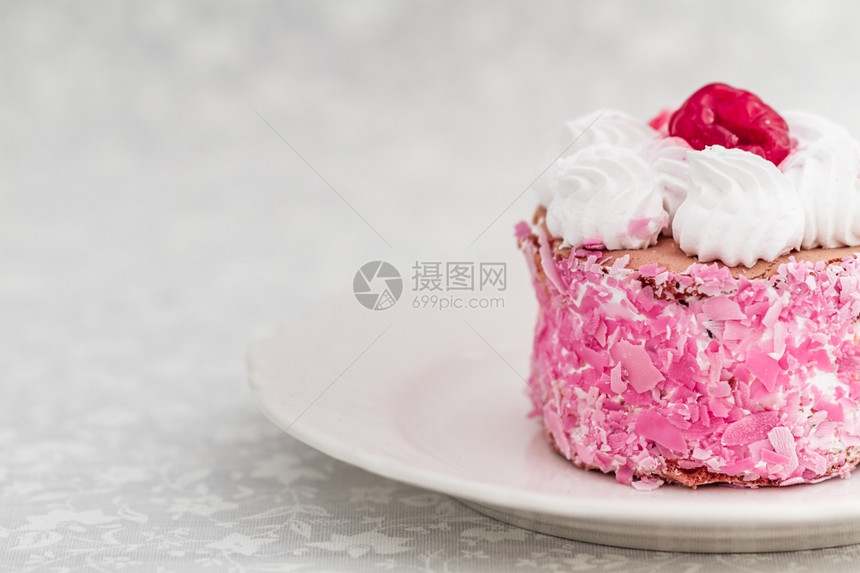美味蛋糕白底带酸樱桃图片