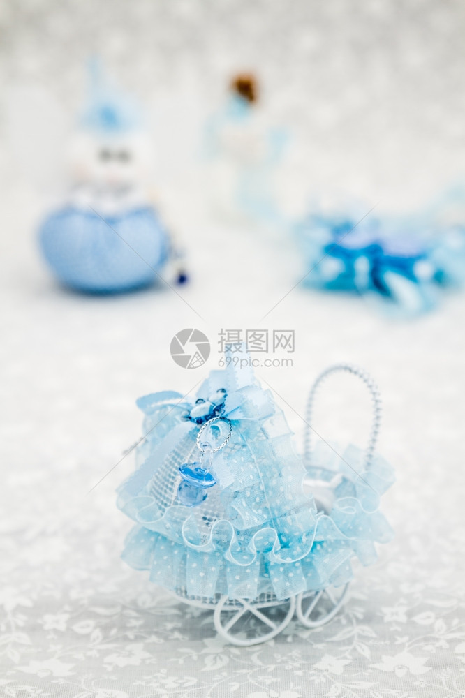 蓝玩具婴儿车作为白色背景婴儿淋浴礼物准备图片