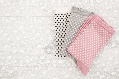 粉红白灰底的儿童袜子背景图片