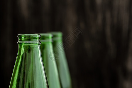 黑底旧的肮脏绿瓶子组图片