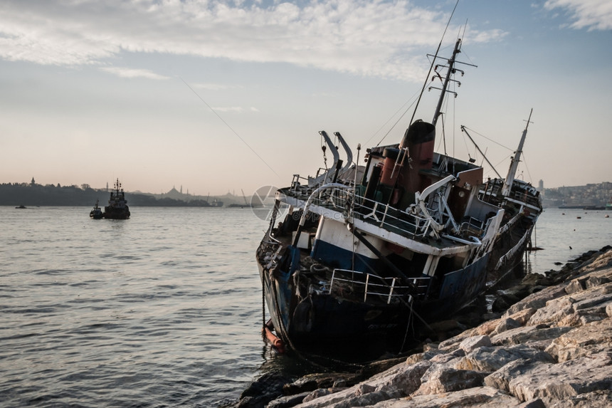 旧船在土耳其伊斯坦布尔Bosphorus冲上岸图片