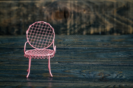 粉装饰的小型铁制椅蓝木底图片
