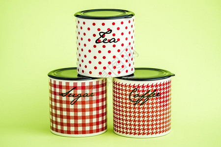 绿色背景的红白陶瓷储存罐背景图片