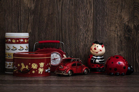 棕色背景的红和白储存箱玩具车和反光收音机图片