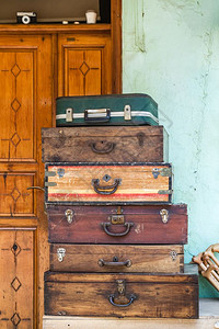 古董店的各种旧式木制手提箱图片
