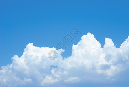 生动的天空背景云形背景图片