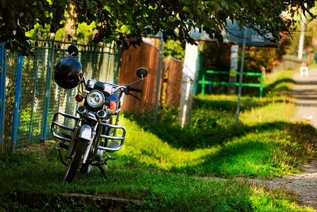 村围栏附近的摩托车背景图片