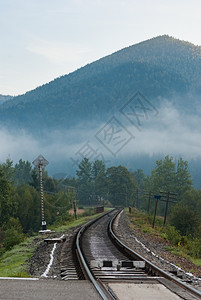 山上有倾斜的铁路图片