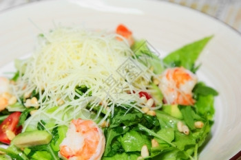 新鲜沙拉加番茄鳄梨生菜健康食物图片