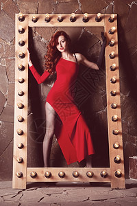 穿红裙子的美丽发女图片