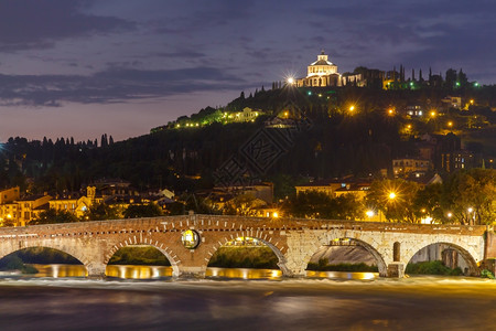 意大利维罗纳2015年月日阿迪盖河圣彼得桥和莱昂纳多山的夜幕背景图片