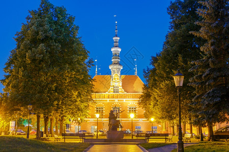 古老的市政厅在格但斯克的古老中心夜里格但斯克旧的市政厅图片