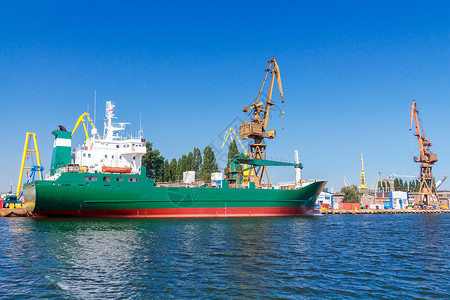 货船在码头附近下载格丹斯克海港图片