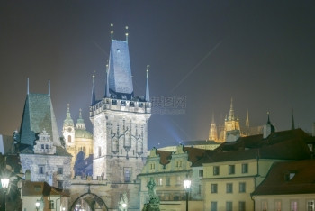 捷克布拉格查尔斯桥旧城塔夜视图片