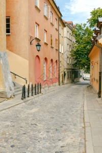狭小的老街有灯笼在老城的一个历史地方华沙波兰狭小的老街图片