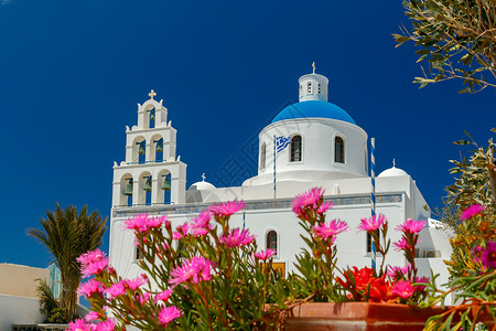 圣托里尼奥亚村PanagiaPlatsani主要白色蓝正统教堂图片