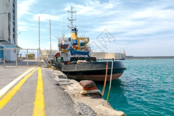 大型海洋拖船停靠在希拉克利翁港的码头希腊克里特码头的海洋拖船图片