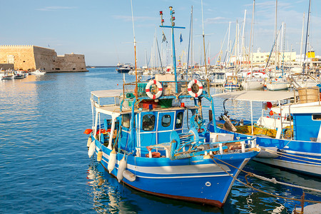 希拉里昂旧港口的渔船在希拉里翁的旧港口钓多色渔船希腊克里特背景