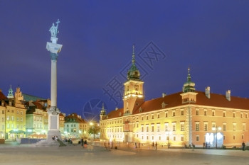 华沙老城广场在晚上皇家城堡和老西格松国王一列在晚上波兰华沙图片