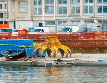 Genoa堤岸上的起重机设备图片