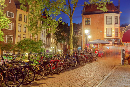 乌得勒支市街道夜光荷兰乌得勒支市传统城街道晚上有灯光图片