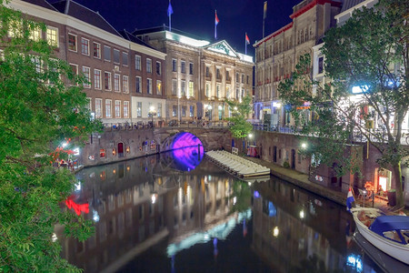 运河位于荷兰乌得勒支历史中心图片