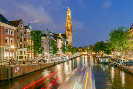 荷兰阿姆斯特丹运河两岸的夜景图片