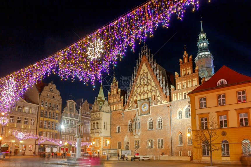 Wroclaw晚上的中央市场广圣诞节彩色照明和装饰品的市场广波兰的Wroclaw图片