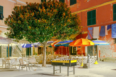 中央咖啡馆中央广场环绕着世纪的房屋在意大利Vernazza村的滨海边旧主要广场晚上在意大利Liguria的ParcoNazionalede背景