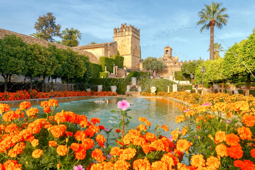 阿尔卡扎德洛斯雷耶克里蒂亚诺的鲜花园和喷泉克里斯蒂安国王皇宫科尔多瓦安达卢西亚班牙图片